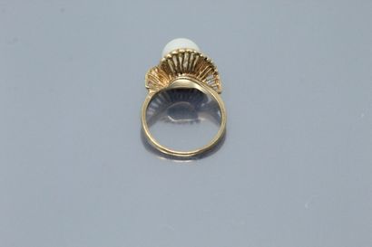 null 14k (585) yellow gold ring with a pearl set in the center.

Finger size : 51.5...