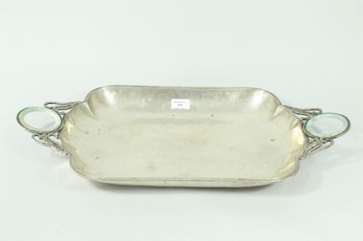 null Silver tray with high rim, the handles formed by jadeite rings framed by scrolls.

Portuguese...