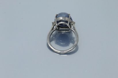 null Silver ring with a sapphire cabochon. 

Weight of the sapphire : 11.20 cts....
