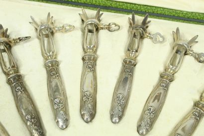 null Box of 12 cutlery handles, the handles in filled silver. 

Handle with Art Nouveau...