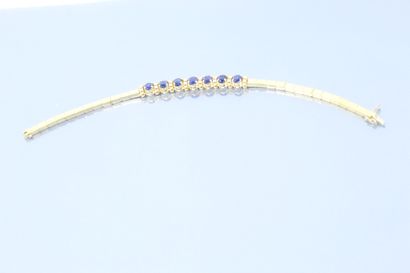  Bracelet articulé en or jaune 18K (750) centré d'une alternance de saphirs ovales...