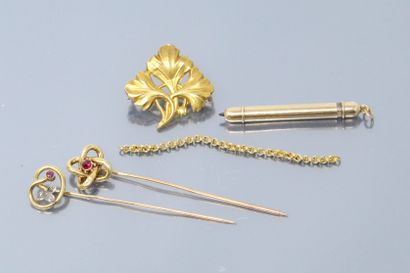  Lot composed of a lead holder, two tie pins, a leaf-shaped brooch (slight fold)...