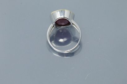 null Silver ring with a large cushion ruby.



Finger size : 55 - Gross weight :...