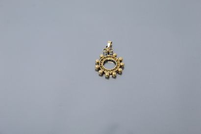 null 18K (750) yellow gold pendant.

Weight : 3.68 g.