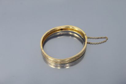 null Bracelet rigide ouvrant en or jaune 18k (750), au décor d'une frise ajourée,...