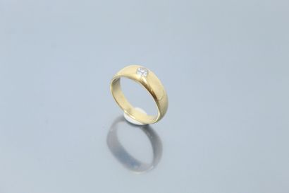 null Bague jonc en or jaune 18k (750) ornée d'un diamant taille ancienne en sertis...