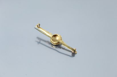 null 
Broche en or jaune 18k (750) ornée au centre de petites perles. Epingle en...