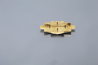 null Tank brooch in 18k (750) yellow gold.

Length : 6.20 cm - Weight : 20.20 g.