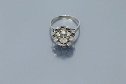 null Bague fleur en or gris 18k (750) ornée de pierres blanches. 

Poinçon tête d'aigle....