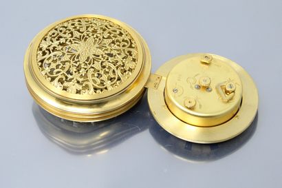 null JAEGER

Alarm clock in gilded metal, round case the bezel showing Roman numerals....