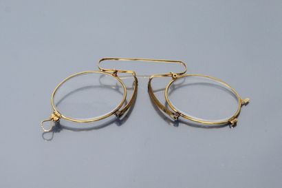 null Pair of 18k (750) yellow gold binoculars.

In a case with the shape.

Gross...