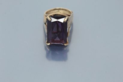 null 14k (585) yellow gold ring set with a rectangular cut amethyst.

Finger size:...