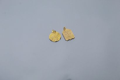 null Débris d'or jaune 18k (750) : deux médailles religieuses gravées.

Poids : 2.45...