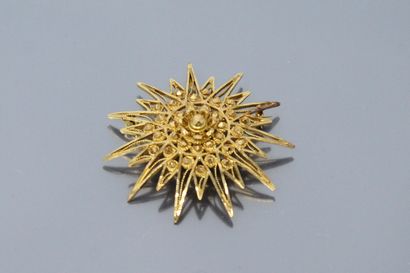 null 18k (750) yellow gold brooch representing a star. 

Size: 48 mm - Gross weight:...