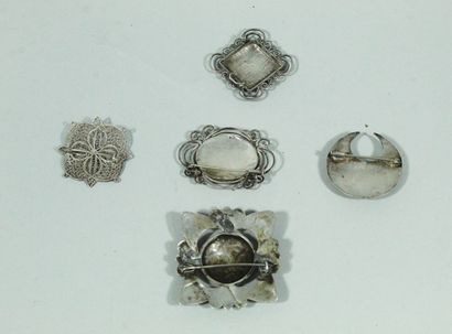 null Set of four brooches and a silver pendant.

Middle East work

Weight : 44.5...