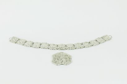 null Belt and its buckle in silver, the openwork links decorated with animals finely...