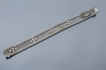 null Bracelet en or gris 18K (750) ajouré à motifs de fleurs, entre deux lignes de...