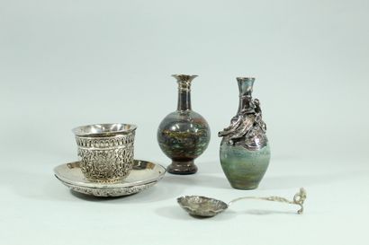  Lot including: 
- a silver gobebet with foliage and scrolls decoration resting on...
