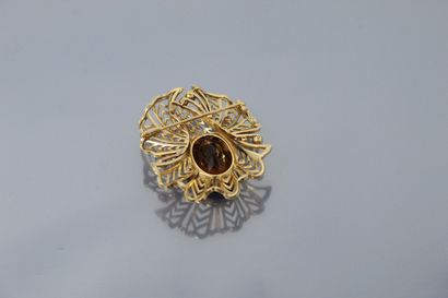null 18k (750) yellow gold openwork brooch set with an oval citrine.

Eagle head....