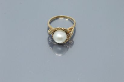 null 14k (585) yellow gold ring with a pearl set in the center.

Finger size : 51.5...