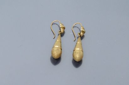 null Paire de pendants d'oreilles en or jaune 18K (750) à décor guilloché et amati.

Poids...