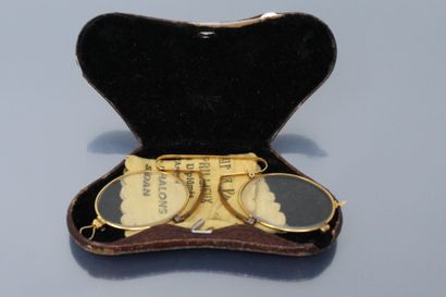 null Pair of 18k (750) yellow gold binoculars.

In a case with the shape.

Gross...