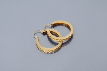 null Pair of 18K (750) yellow gold hoop earrings with geometrical decoration.

Weight...