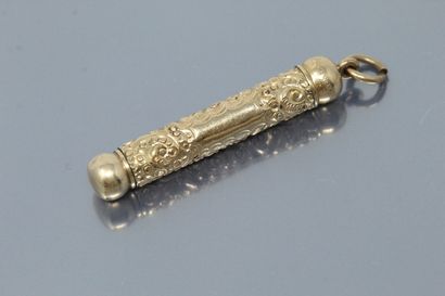  W.S. HICKS New-York 
Porte-mine pendentif déployant en métal doré à décor de rinceaux...