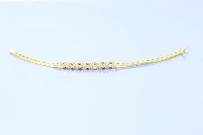  Bracelet articulé en or jaune 18K (750) centré d'une alternance de saphirs ovales...