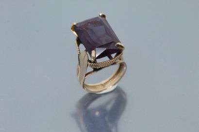 null 14k (585) yellow gold ring set with a rectangular cut amethyst.

Finger size:...