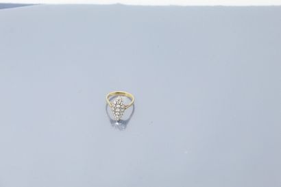 null 18k (750) yellow and white gold marquise ring, paved with diamonds.

Finger...