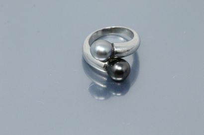 null 
Silver ring Toi&Moi with two grey pearls.

Finger size : 55 - Gross weight...