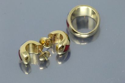  Demi-parure comprenant une bague dôme en or jaune 18K (750) et une paire de boucles...