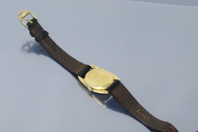 null OMEGA 

Montre bracelet, boîtier en or jaune 18k (750), cadran à fond crème...