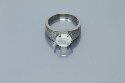 null Silver ring decorated with a moonstone. 

Weight of the moonstone : 4.70 cts....