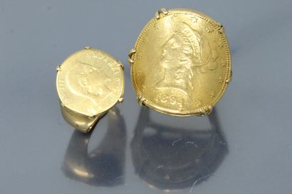 Deux chevalières en or jaune 18k (750) composées à partir d'une pièce de monnaie...