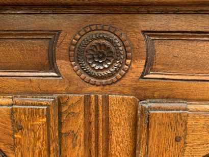 null Small carved walnut cupboard 

Provencal work from the 19th century 

H. 161...