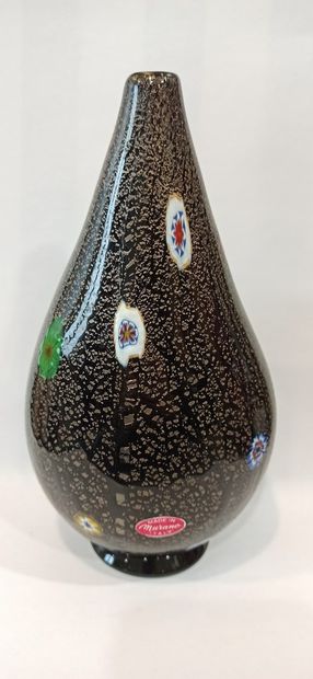 null MURANO

Vase en verre à col rétréci au décor de bonbons sur fond noir pailleté...