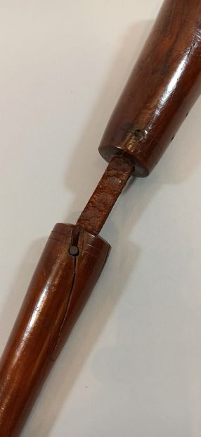 null Lot:

- English wood and leather truncheon, 

Length: 39 cm

- Root-shaped truncheon...