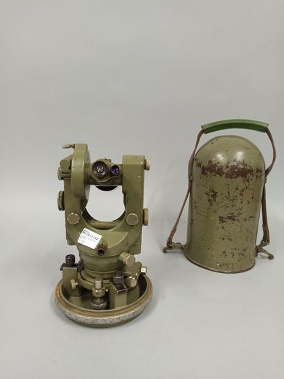 null Theodolite WILD n° 17359 with its transport cover. Swiss made.

Height : 31...