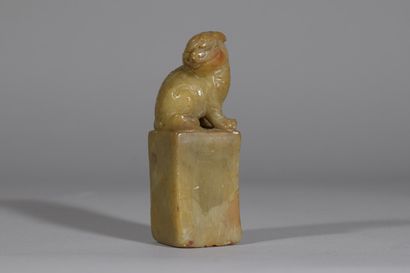 null Nephrite seal, Dog of Po grip. 

H. 76 mm