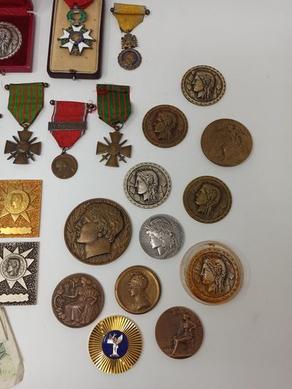 null Lot of bronze medals and military medals