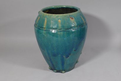 null Vase en céramique vernissée turquoise

H: 27 cm

Petits accidents