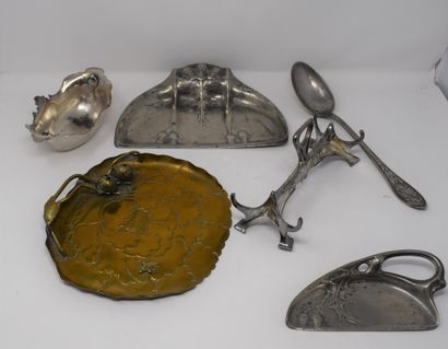 null Art nouveau lot



Two pewter crumb scoops signed KAYSERZINN; 

Floral motifs...