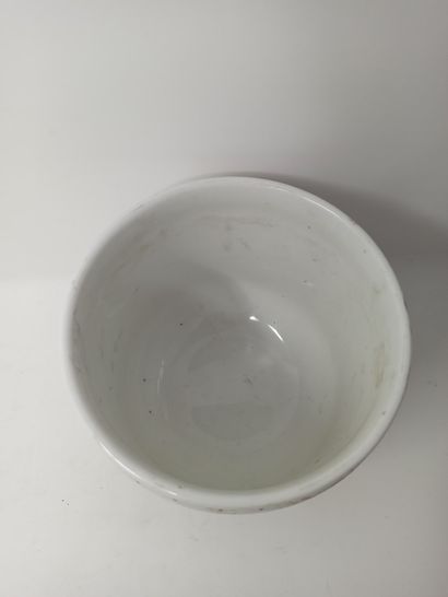null Lot comprenant:

- Plat Imari de forme polylobée 

- Cache pot en porcelain...