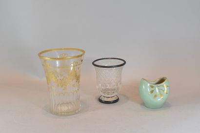 null Lot comprenant:

- 1 vase en verre avec monture en métal. H. 13 cm; D. 11 cm

-...