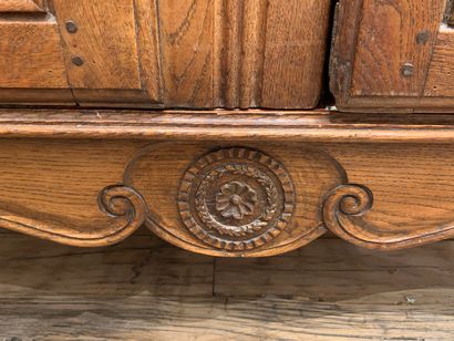 null Small carved walnut cupboard 

Provencal work from the 19th century 

H. 161...