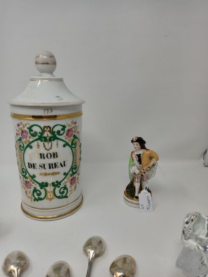 null LOT INCLUDING:

- Medicine jar

- Miniature vase

- 2 porcelain figures, accidents...