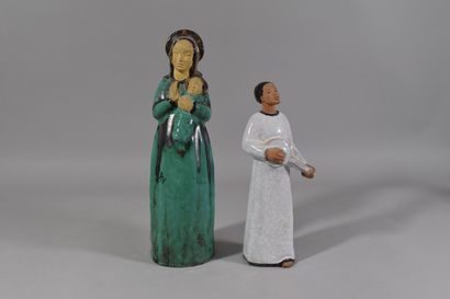 null Lot de deux personnages en céramique: 

- Statuette mère et enfant H: 31 cm...