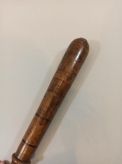 null Lot:

- English carved wooden baton,

Length: 34 cm

- Carved wooden baton,...